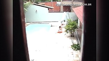 Rapaz flagra vizinha novinha tomando sol pelada na piscina